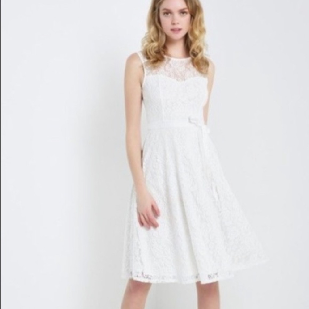 White Lace Midi Dress with Sweetheart Neckline 🤍